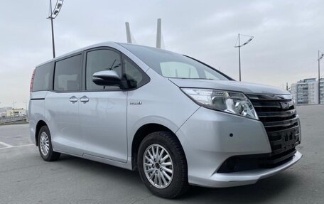 Toyota Noah III, 2018 год, 1 500 000 рублей, 4 фотография