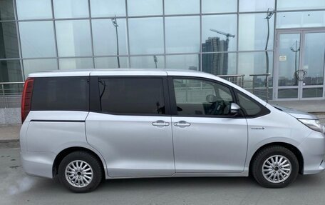 Toyota Noah III, 2018 год, 1 500 000 рублей, 7 фотография