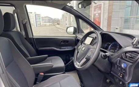 Toyota Noah III, 2018 год, 1 500 000 рублей, 9 фотография