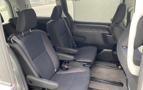 Toyota Noah III, 2018 год, 1 500 000 рублей, 15 фотография