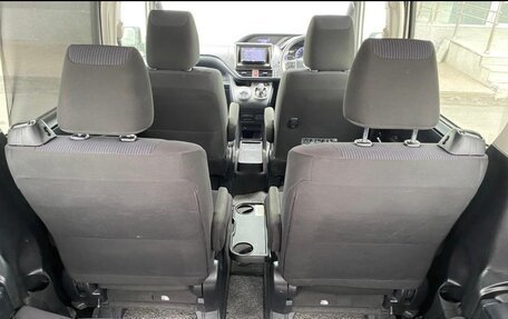 Toyota Noah III, 2018 год, 1 500 000 рублей, 14 фотография