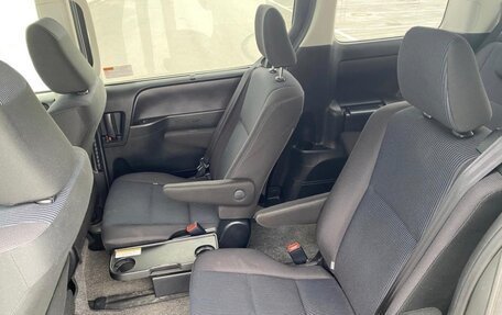 Toyota Noah III, 2018 год, 1 500 000 рублей, 13 фотография
