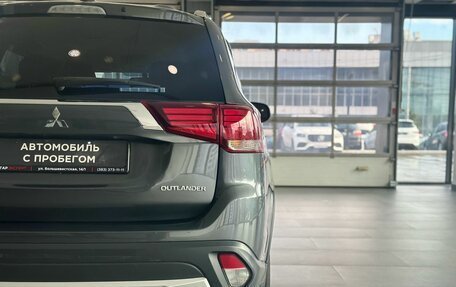 Mitsubishi Outlander III рестайлинг 3, 2018 год, 1 705 000 рублей, 12 фотография