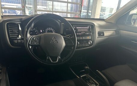 Mitsubishi Outlander III рестайлинг 3, 2018 год, 1 705 000 рублей, 20 фотография