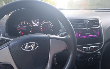 Hyundai Solaris II рестайлинг, 2011 год, 350 000 рублей, 7 фотография