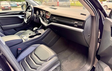 Volkswagen Touareg III, 2018 год, 2 990 000 рублей, 10 фотография