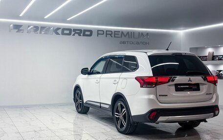 Mitsubishi Outlander III рестайлинг 3, 2015 год, 1 800 000 рублей, 21 фотография