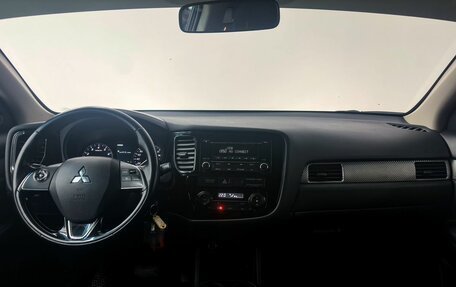 Mitsubishi Outlander III рестайлинг 3, 2015 год, 1 800 000 рублей, 19 фотография