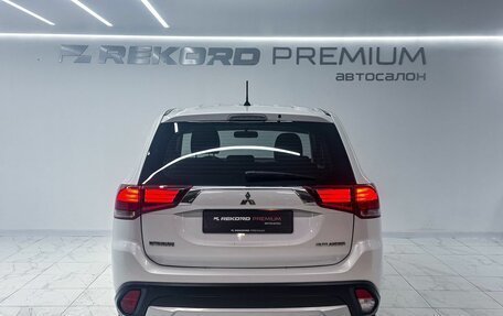 Mitsubishi Outlander III рестайлинг 3, 2015 год, 1 800 000 рублей, 23 фотография