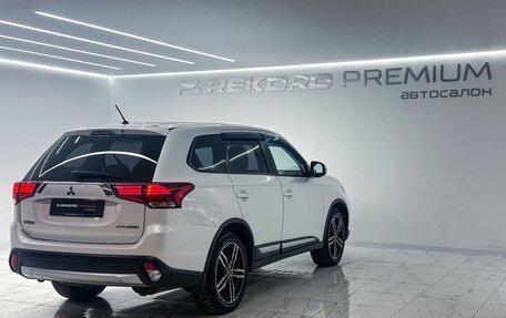 Mitsubishi Outlander III рестайлинг 3, 2015 год, 1 800 000 рублей, 24 фотография