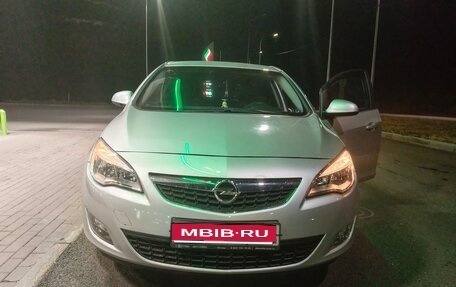 Opel Astra J, 2011 год, 600 000 рублей, 1 фотография
