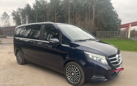 Mercedes-Benz V-Класс, 2017 год, 3 300 000 рублей, 2 фотография