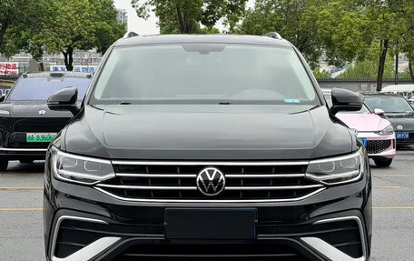 Volkswagen Tiguan II, 2023 год, 2 440 000 рублей, 2 фотография
