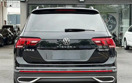 Volkswagen Tiguan II, 2023 год, 2 440 000 рублей, 5 фотография