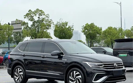 Volkswagen Tiguan II, 2023 год, 2 440 000 рублей, 3 фотография
