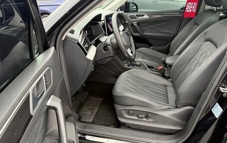 Volkswagen Tiguan II, 2023 год, 2 440 000 рублей, 8 фотография