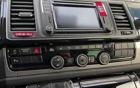 Volkswagen Multivan T6 рестайлинг, 2019 год, 4 700 000 рублей, 3 фотография
