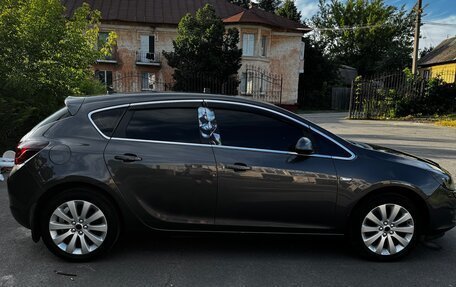 Opel Astra J, 2011 год, 700 000 рублей, 2 фотография