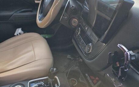 Mitsubishi Outlander III рестайлинг 3, 2014 год, 1 680 000 рублей, 6 фотография
