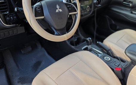 Mitsubishi Outlander III рестайлинг 3, 2014 год, 1 680 000 рублей, 10 фотография