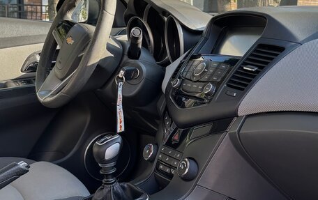 Chevrolet Cruze II, 2010 год, 830 000 рублей, 10 фотография
