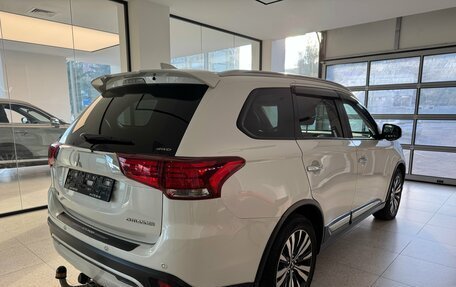 Mitsubishi Outlander III рестайлинг 3, 2019 год, 2 500 000 рублей, 4 фотография