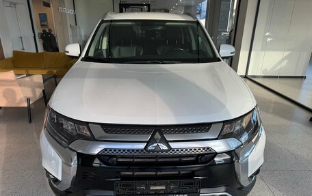 Mitsubishi Outlander III рестайлинг 3, 2019 год, 2 500 000 рублей, 2 фотография