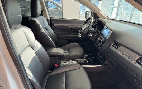 Mitsubishi Outlander III рестайлинг 3, 2019 год, 2 500 000 рублей, 13 фотография