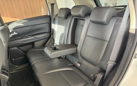 Mitsubishi Outlander III рестайлинг 3, 2019 год, 2 500 000 рублей, 19 фотография