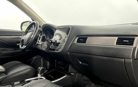 Mitsubishi Outlander III рестайлинг 3, 2019 год, 2 350 000 рублей, 10 фотография