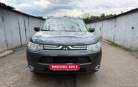 Mitsubishi Outlander III рестайлинг 3, 2013 год, 1 380 000 рублей, 3 фотография
