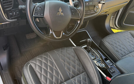 Mitsubishi Outlander III рестайлинг 3, 2022 год, 3 000 000 рублей, 3 фотография