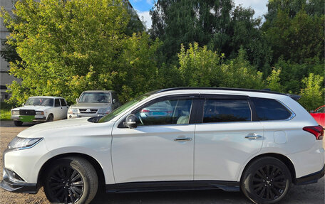 Mitsubishi Outlander III рестайлинг 3, 2022 год, 3 000 000 рублей, 2 фотография