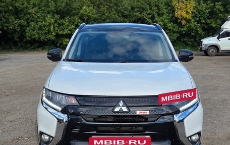 Mitsubishi Outlander III рестайлинг 3, 2022 год, 3 000 000 рублей, 8 фотография