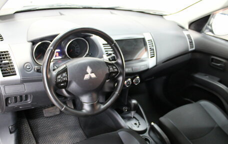 Mitsubishi Outlander III рестайлинг 3, 2011 год, 981 000 рублей, 10 фотография