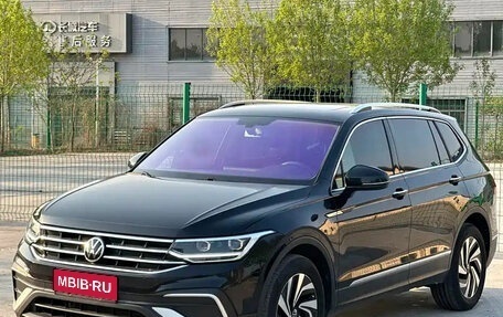 Volkswagen Tiguan II, 2023 год, 2 280 000 рублей, 1 фотография