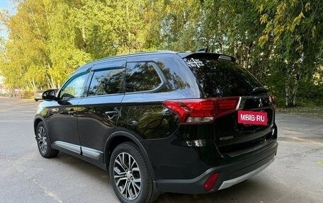 Mitsubishi Outlander III рестайлинг 3, 2017 год, 1 820 000 рублей, 12 фотография