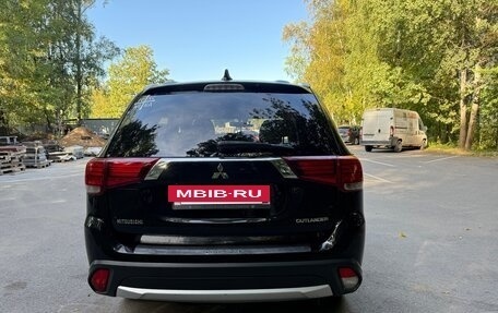 Mitsubishi Outlander III рестайлинг 3, 2017 год, 1 820 000 рублей, 13 фотография