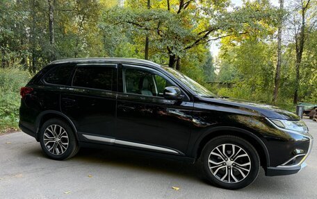 Mitsubishi Outlander III рестайлинг 3, 2017 год, 1 820 000 рублей, 15 фотография