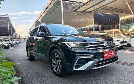 Volkswagen Tiguan II, 2023 год, 2 770 000 рублей, 3 фотография
