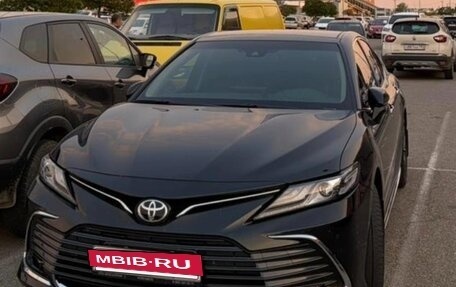 Toyota Camry, 2023 год, 3 300 000 рублей, 2 фотография