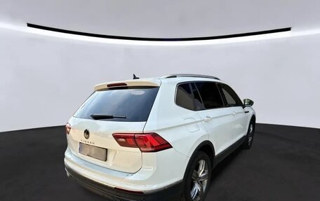 Volkswagen Tiguan II, 2023 год, 2 642 000 рублей, 2 фотография