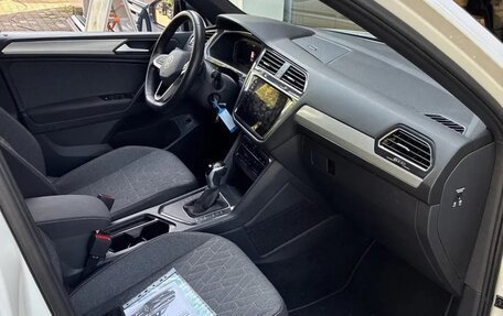 Volkswagen Tiguan II, 2023 год, 2 642 000 рублей, 7 фотография
