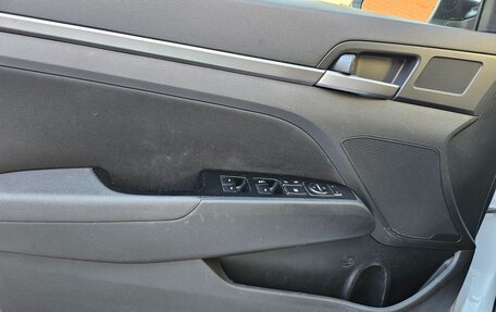 Hyundai Elantra VI рестайлинг, 2017 год, 990 000 рублей, 10 фотография