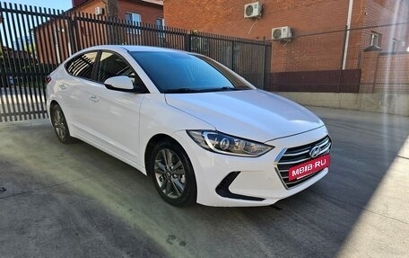 Hyundai Elantra VI рестайлинг, 2017 год, 990 000 рублей, 3 фотография