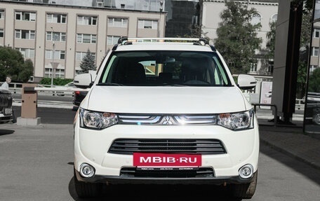 Mitsubishi Outlander III рестайлинг 3, 2013 год, 1 960 000 рублей, 2 фотография