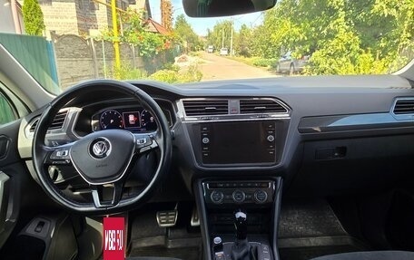 Volkswagen Tiguan II, 2019 год, 2 400 000 рублей, 11 фотография