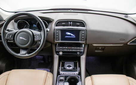 Jaguar F-Pace, 2017 год, 2 344 000 рублей, 13 фотография