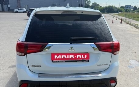Mitsubishi Outlander III рестайлинг 3, 2018 год, 1 700 000 рублей, 2 фотография