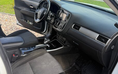 Mitsubishi Outlander III рестайлинг 3, 2018 год, 1 700 000 рублей, 6 фотография